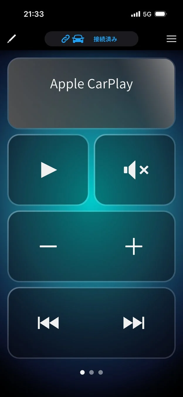 Apple CarPlayのコントローラー画面が表示されており、再生、音量調整、曲送り/戻しなどの操作ボタンが配置されています