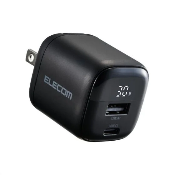 ELECOM製の黒いAC充電器で、USB-AとUSB-Cの2ポート