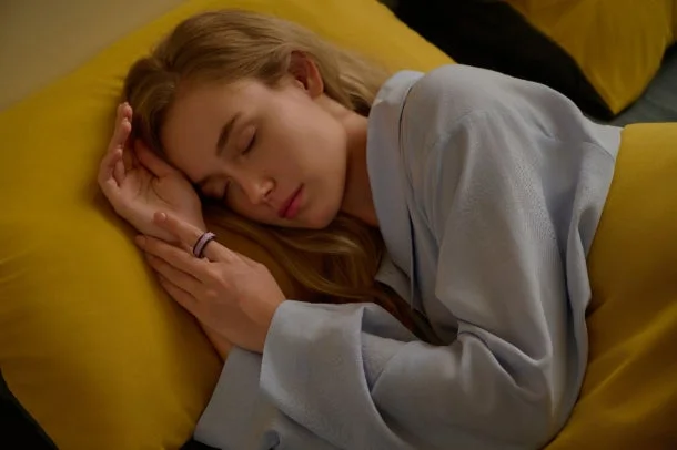 睡眠中の女性とスマートリング
