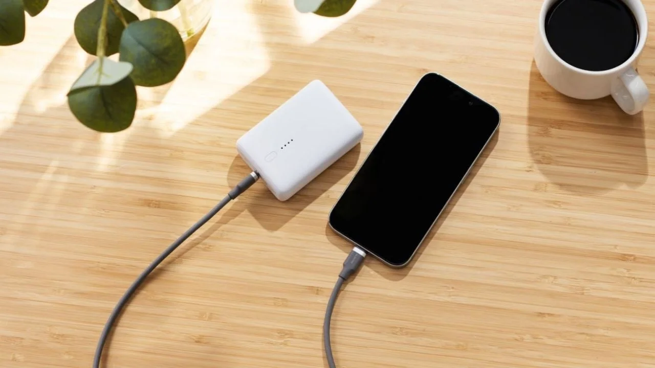 モバイルバッテリーでスマートフォンを充電する様子