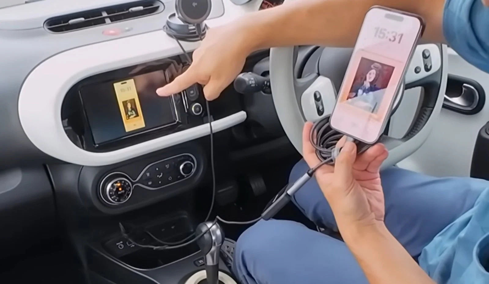 車内でスマートフォンをカーナビに接続し、操作している様子