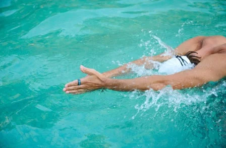 水泳中の指に装着されたスマートリング