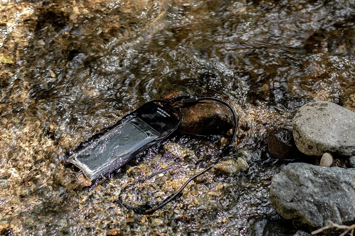 川辺に置かれたH2O WaterProof Shell.