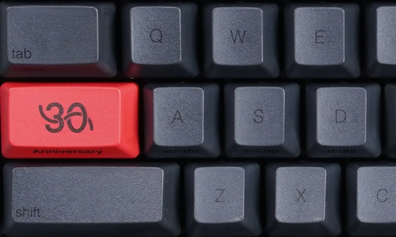 中央印字の黒いキーボード