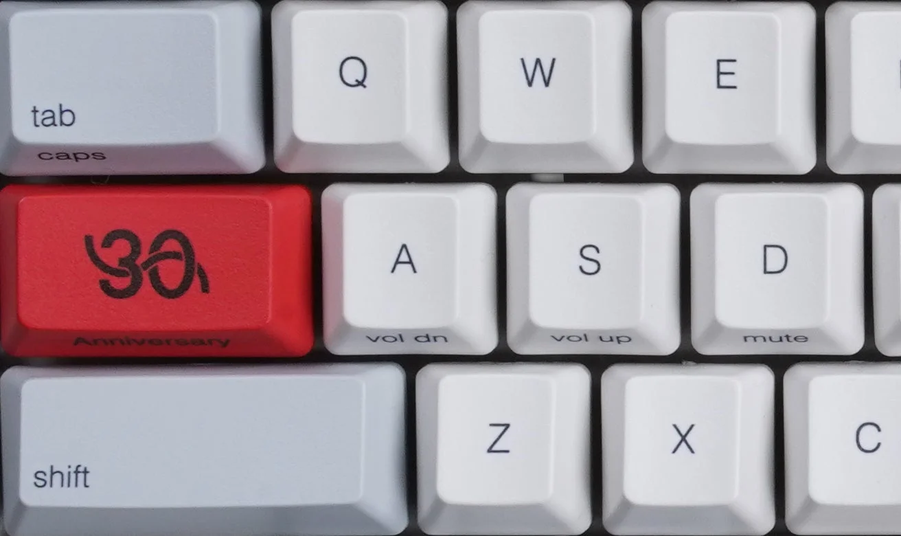 中央印字の白いキーボード