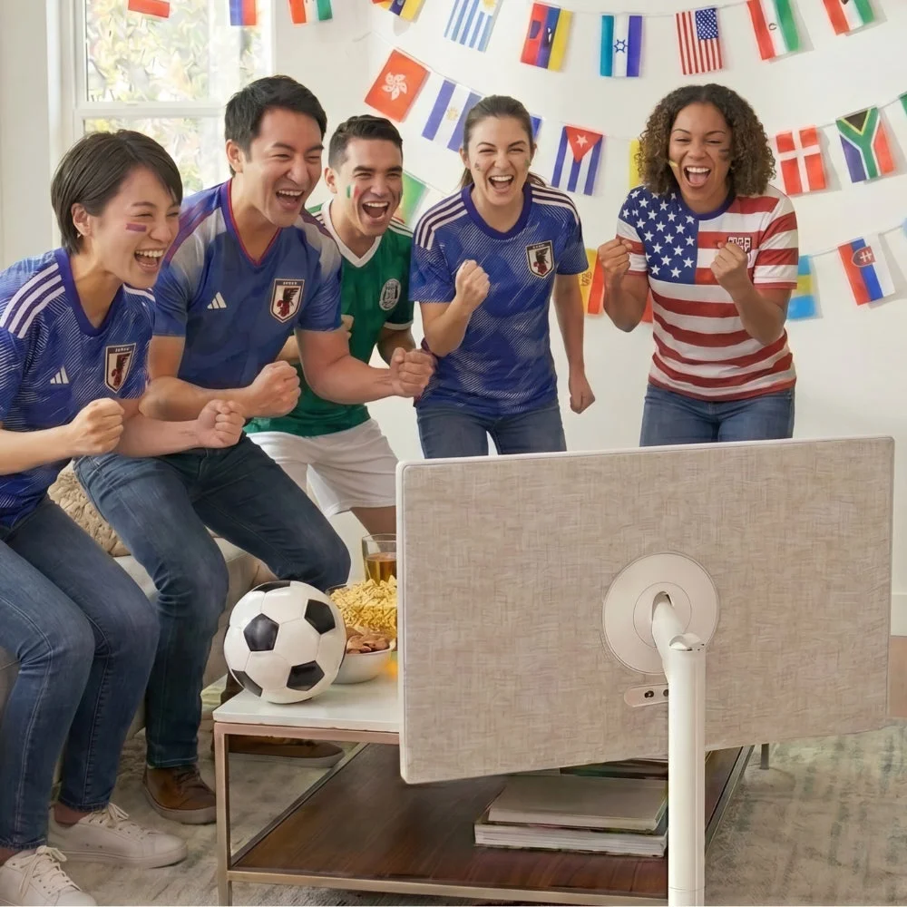 リビングでサッカー観戦を楽しむ人々