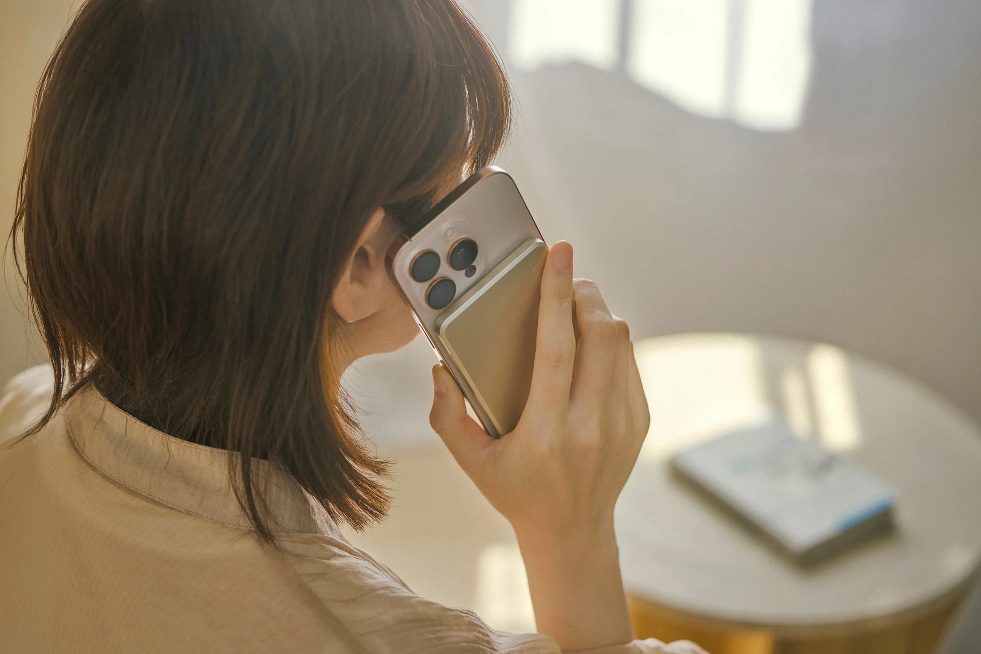 スマートフォンで通話する女性