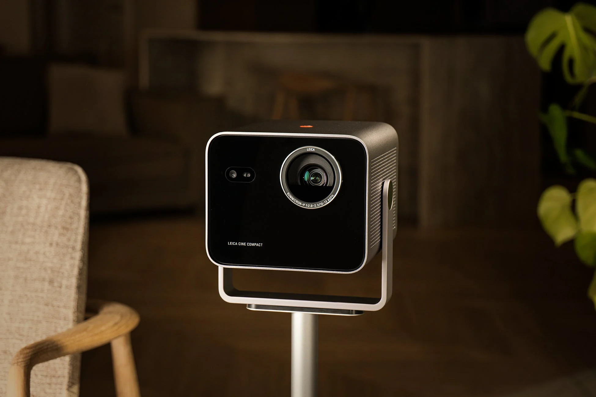 モダンなリビングルームに設置された、Leicaブランドのコンパクトなプロジェクター