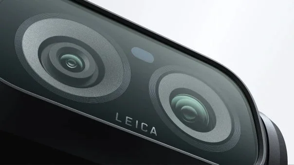 スマートフォンなどのデバイスに搭載されたデュアルカメラモジュールをクローズアップした画像。LEICAのロゴが見え、精密なレンズと洗練されたデザインが特徴です。