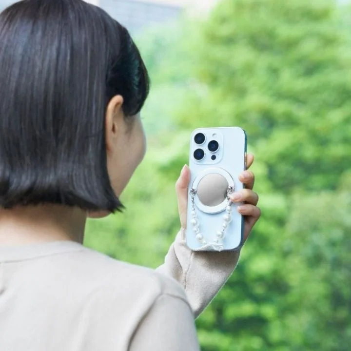 ミラー付きスマホリングを持つ女性