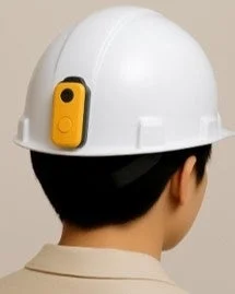 ヘルメットに装着されたデバイス