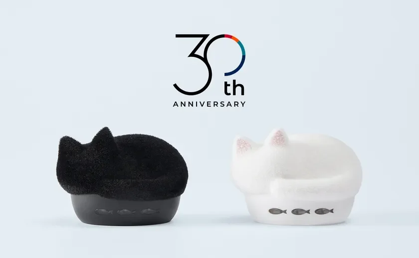 30周年を記念した白と黒の猫の形をしたクッション