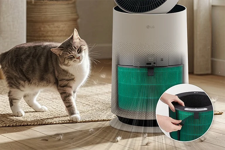 猫が毛を振りまいている様子と、LG製空気清浄機がその毛を吸い込んでいるような構図の画像です。空気清浄機のフィルター部分が強調されており、フィルターの交換方法を示す小さな円形の画像も含まれています。
