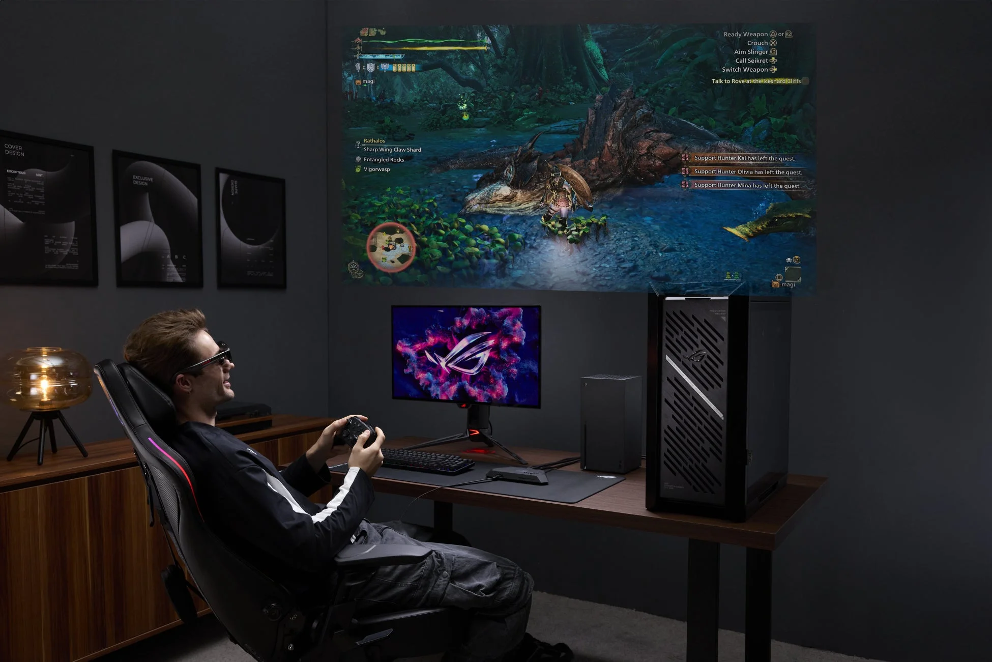 大画面でPCゲームをプレイする男性
