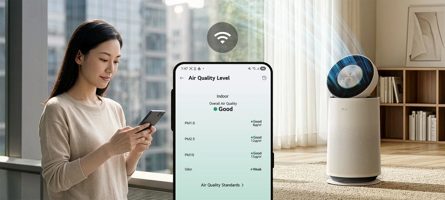 女性がスマートフォンでLG空気清浄機の空気質レベルを確認している。アプリにはPM1.0、PM2.5、PM10、ニオイが「Good」と表示され、快適な室内環境を示唆している。