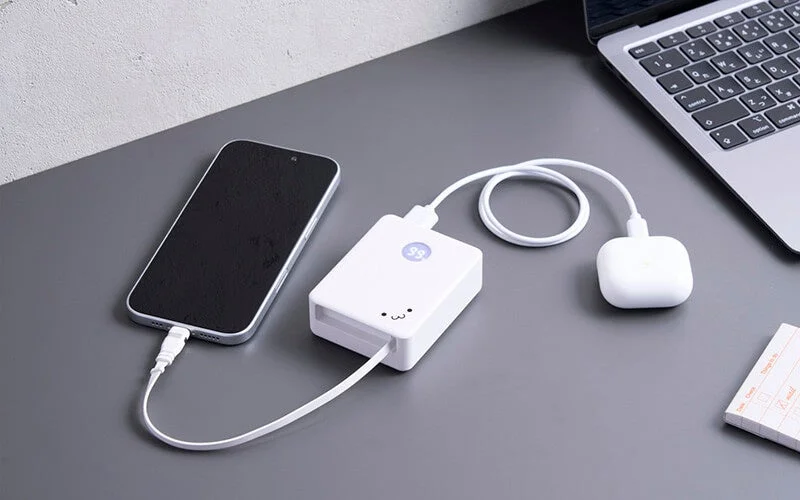 別途ケーブルを用意することで複数の機器を同時に充電可能