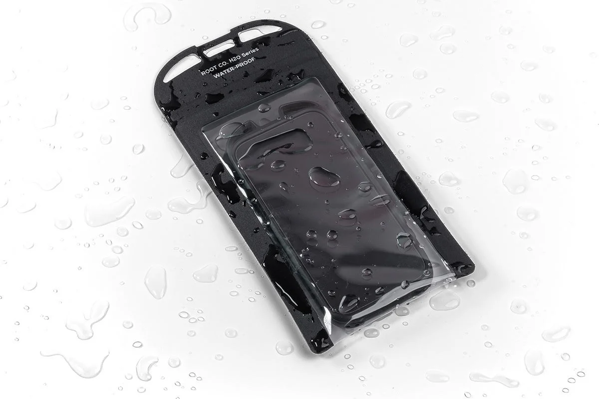 防水性能を示すH2O WaterProof Shell.