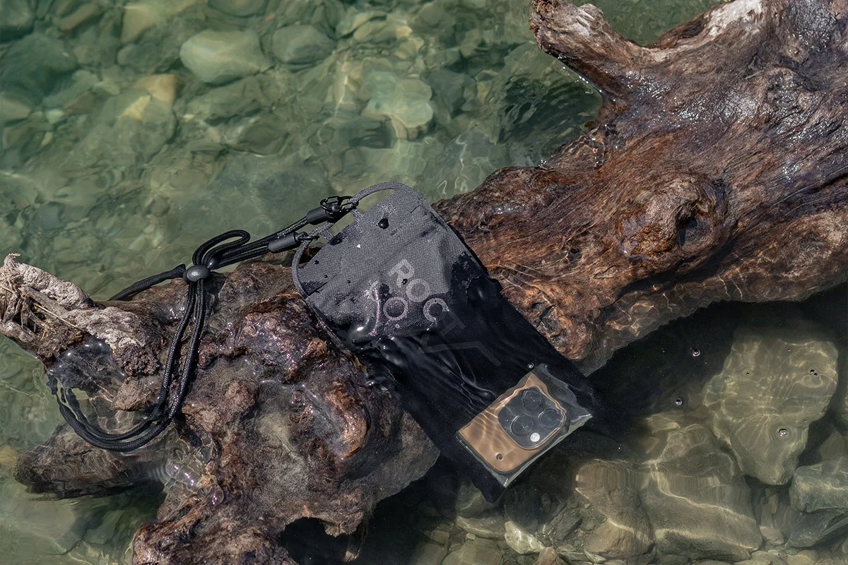 水中に沈むH2O WaterProof Shell.