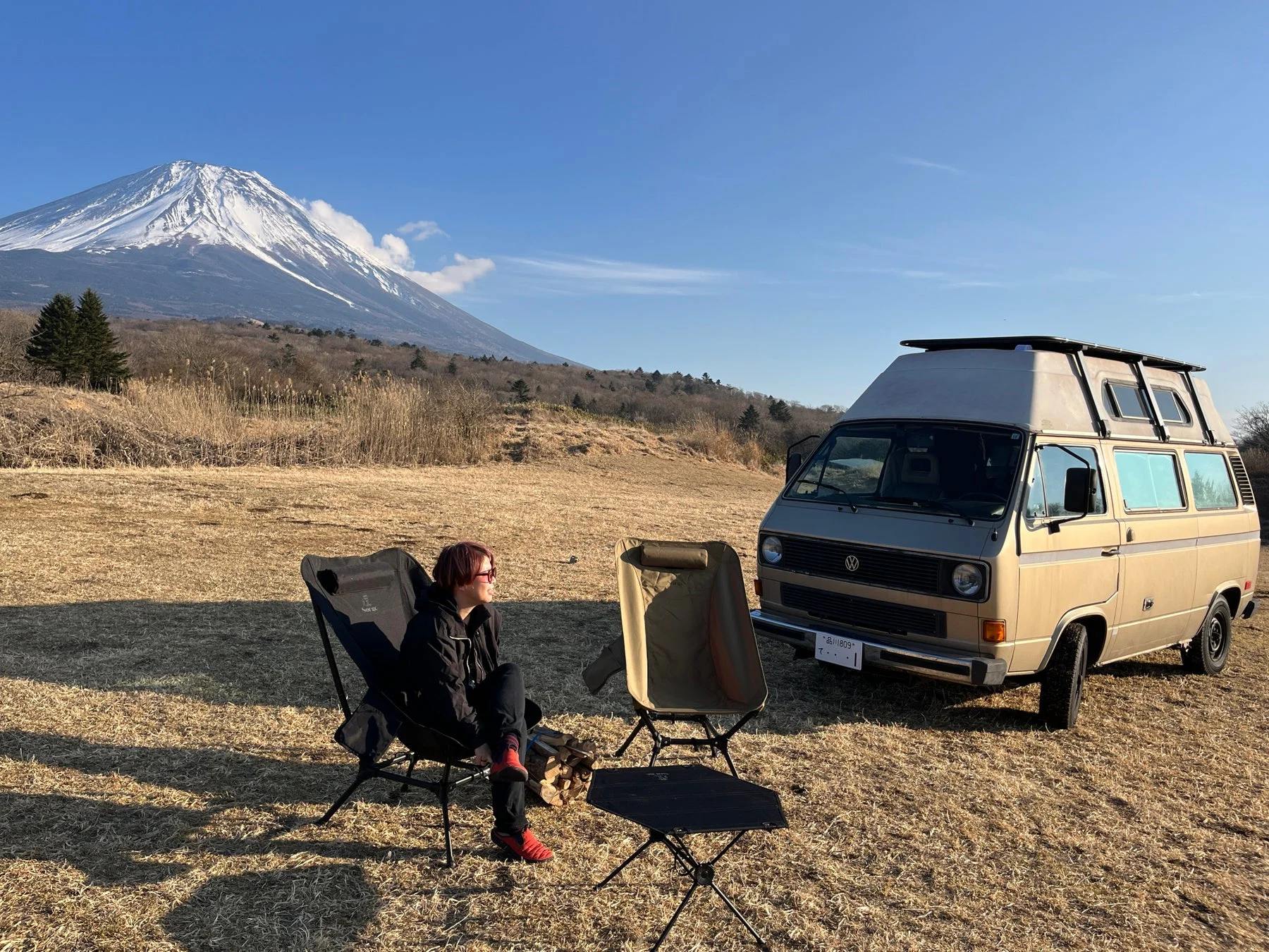富士山を背景にしたキャンプ風景