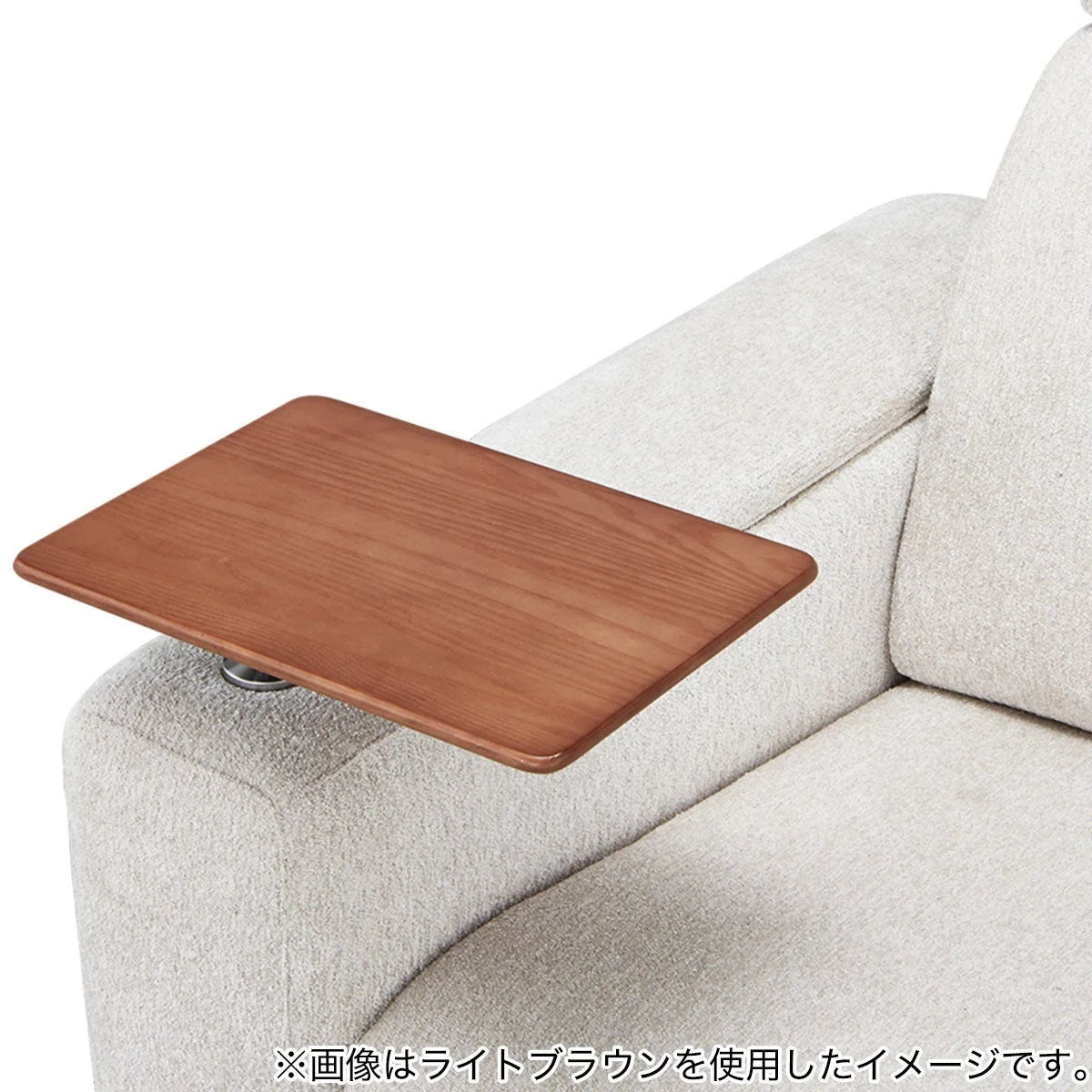 ライトブラウンの木製トレーが、明るい色のソファのアームレストに取り付けられている