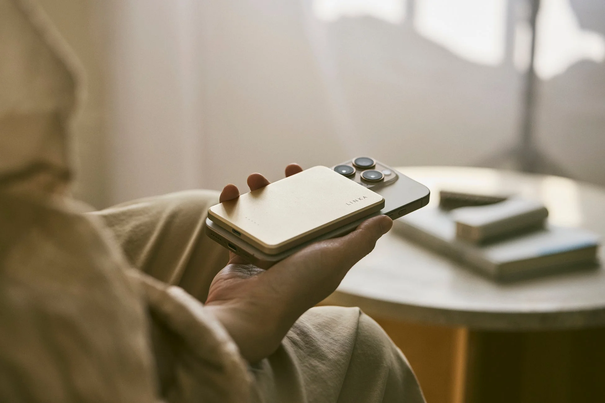 スマートフォンに装着されたモバイルバッテリー