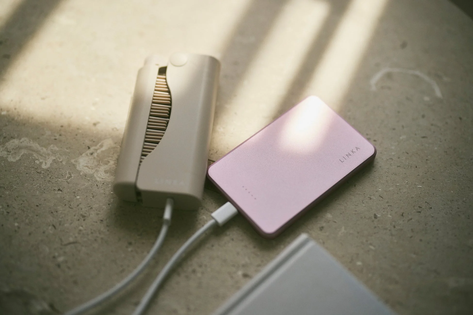 ピンクのモバイルバッテリーが充電中