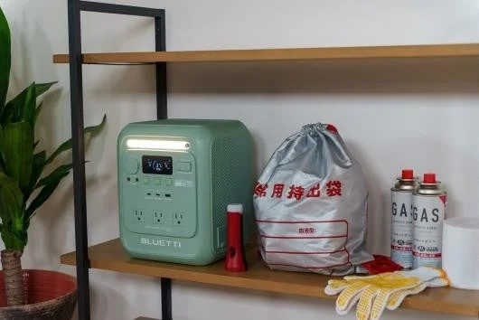 棚に置かれたBLUETTIのポータブル電源、非常用持出袋、災害時に役立つ防災グッズ。