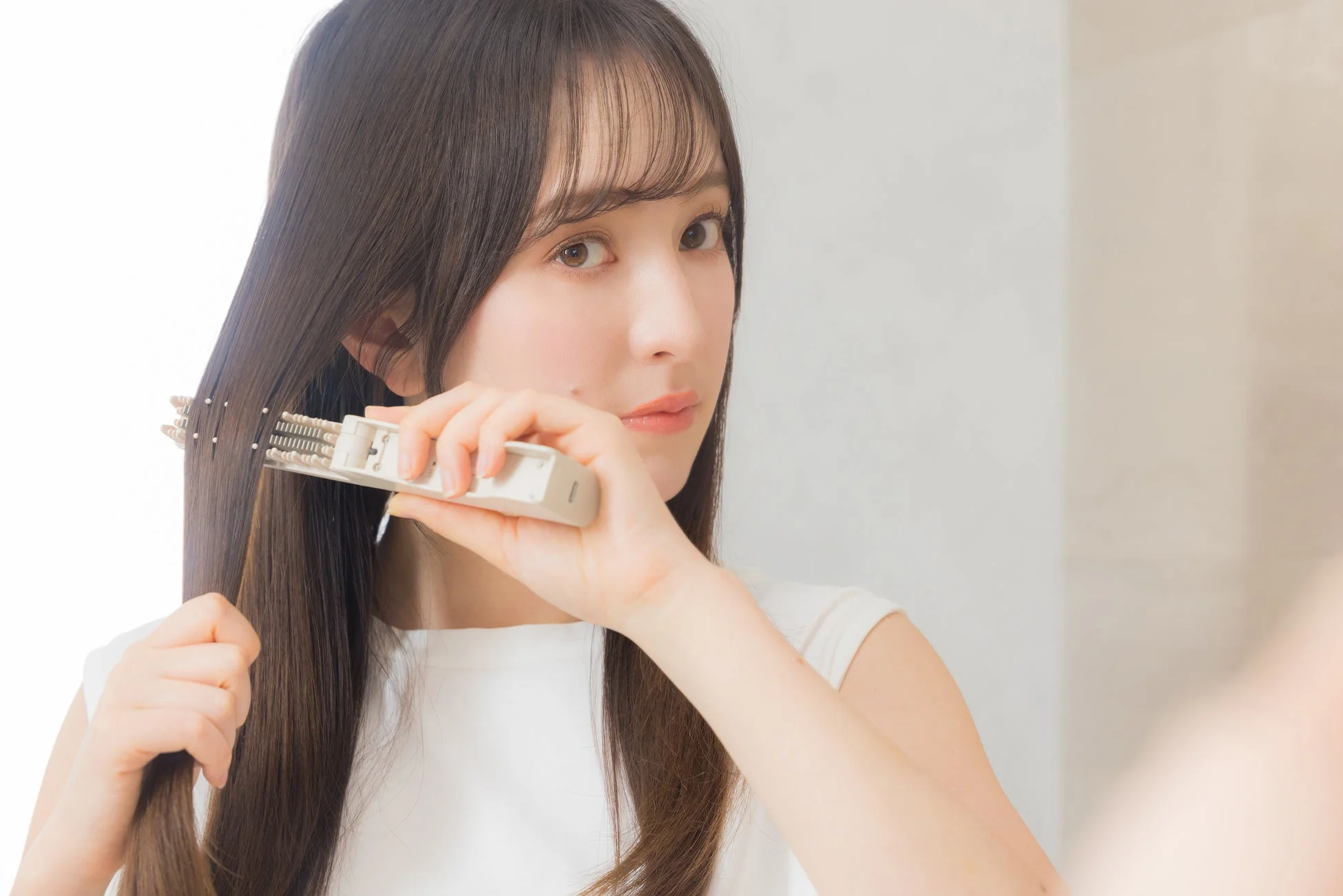 女性がヘアスタイリングを行う様子