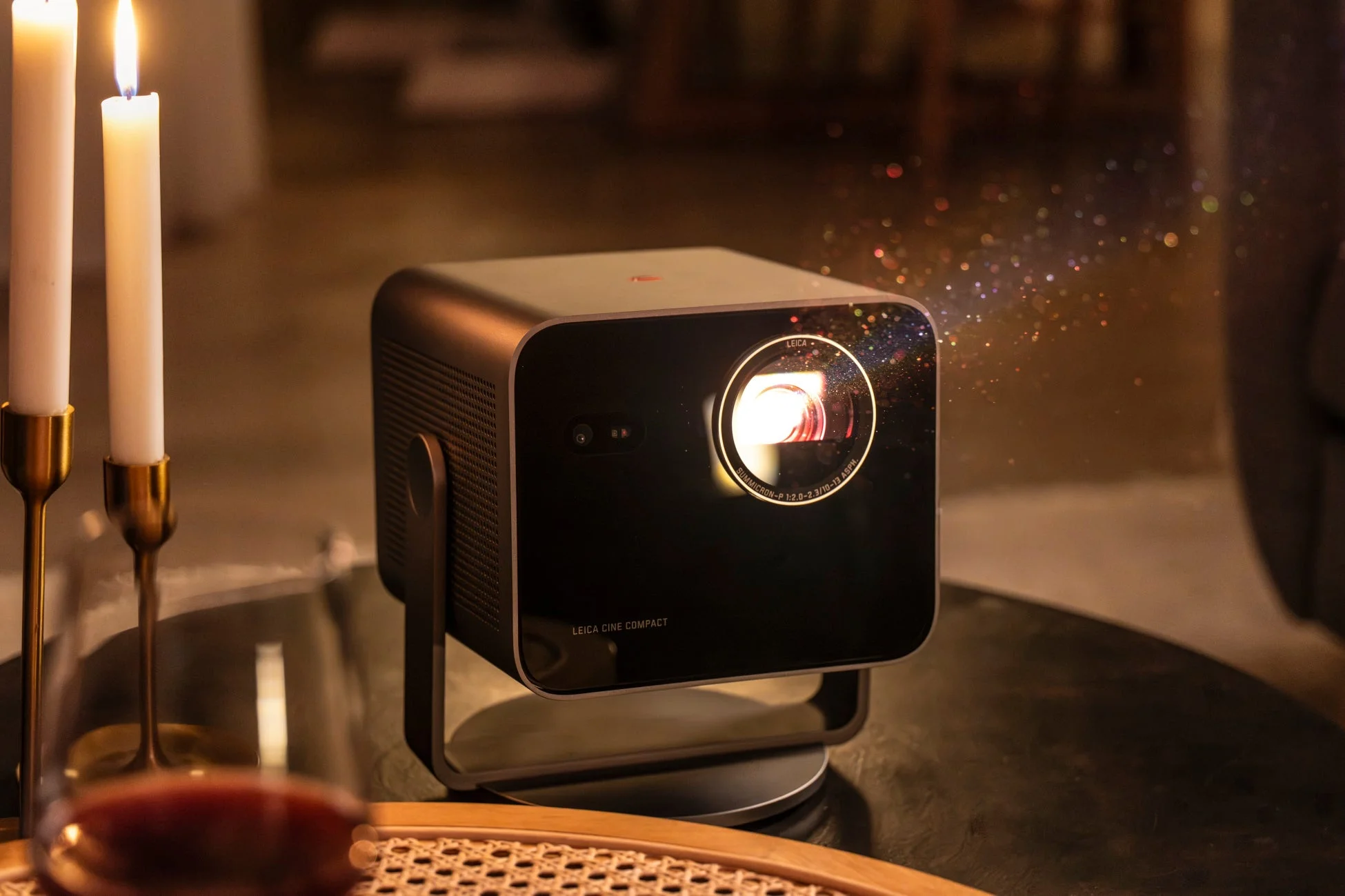 ライカ、映画館の迫力を手のひらに収めるミニプロジェクター「ライカCine Compact 1」を新発売