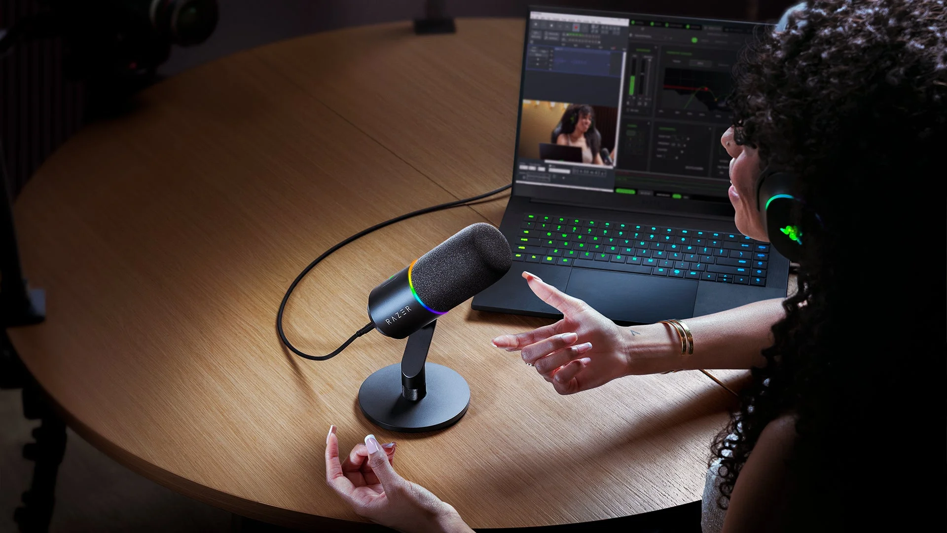 Razer Seiren V3 Proを使いこなす女性