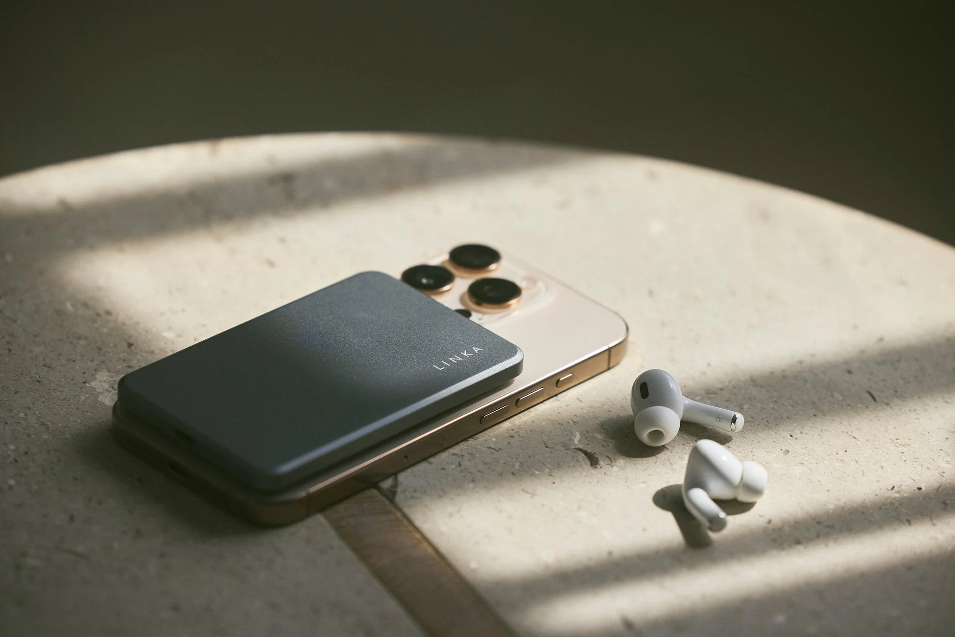 スマートフォンとイヤホン、モバイルバッテリー