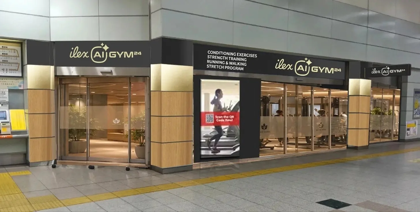 駅構内に位置する「ilex AI GYM24」の外観。デジタルサイネージには運動中の人物が映っている。