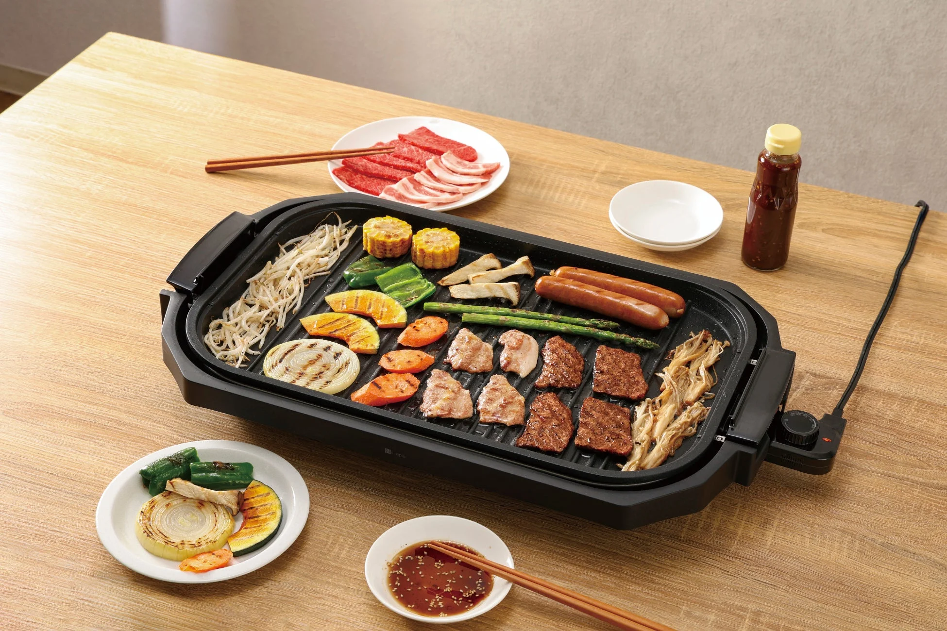 ホットプレートで焼肉を楽しむ様子
