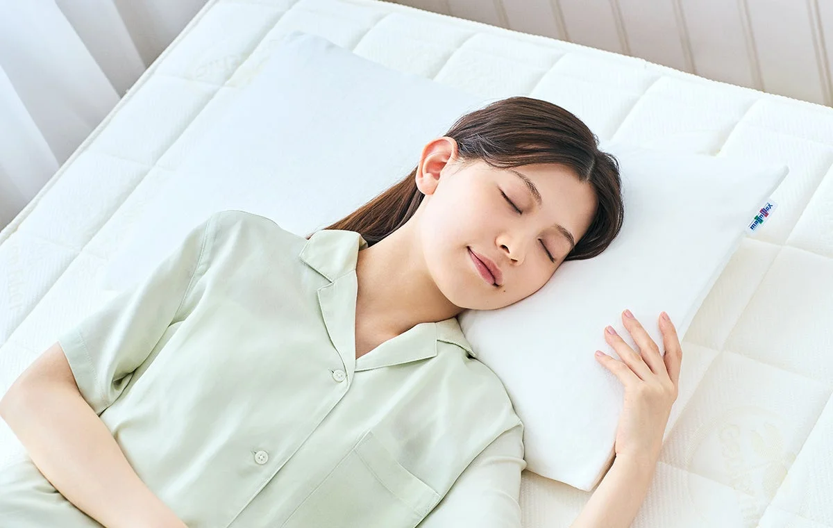 安らかに眠る女性