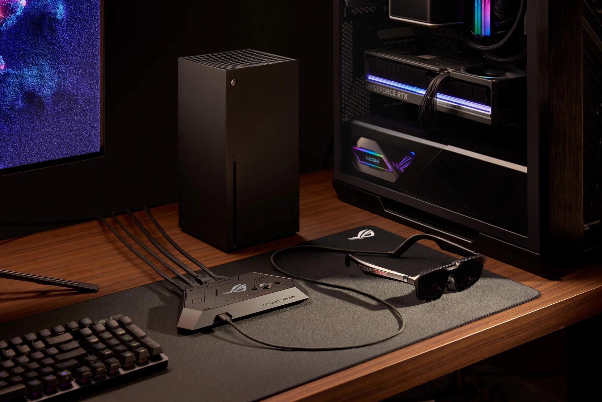 ゲーミングPCとXbox Series X、ROGブランドの周辺機器が並ぶモダンなデスクセットアップ