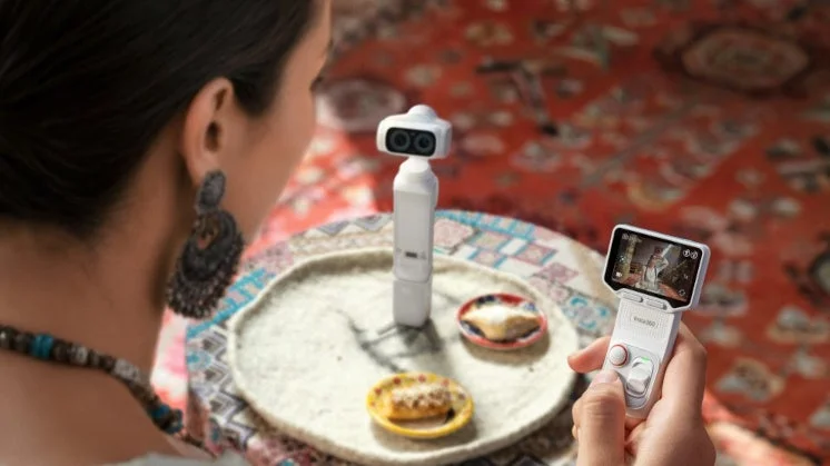 女性がInsta360カメラを操作し、テーブル上の別のInsta360カメラとデザートを撮影している様子です。中東風のラグやアクセサリーが特徴的な室内で、現代のテクノロジーと伝統的な雰囲気が融合しています。