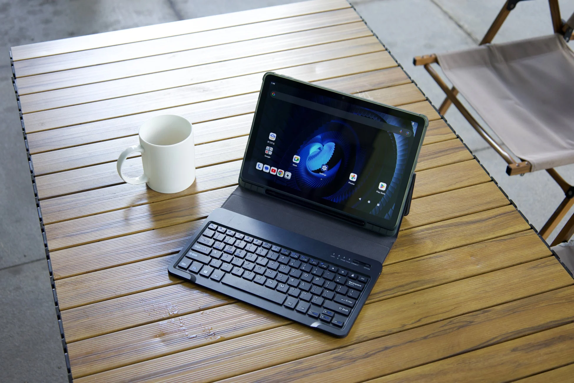 アウトドアでキーボード付きタブレット