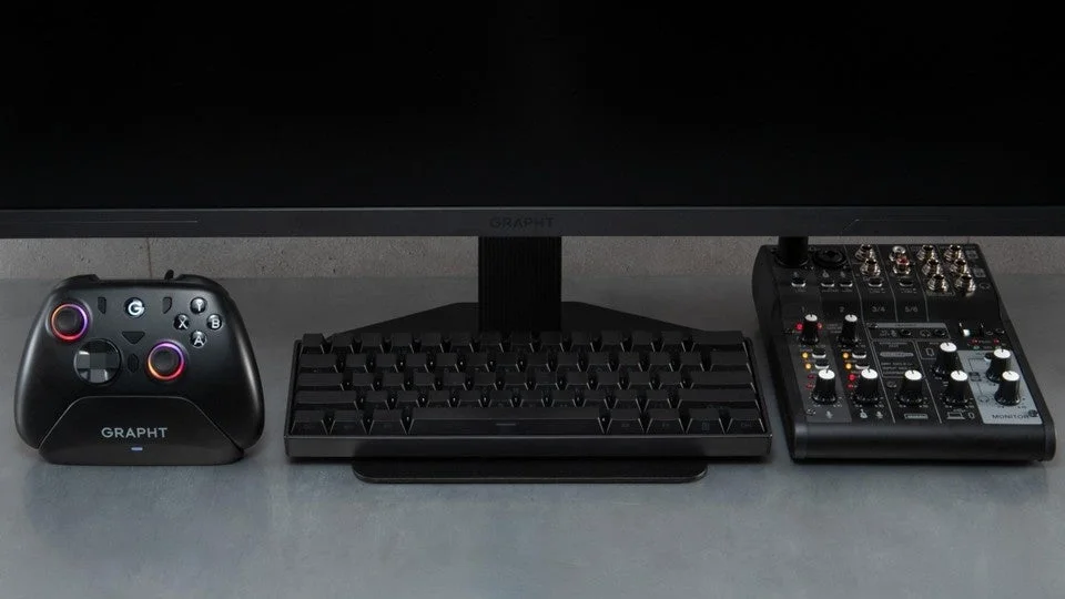 ゲーミング,デスクセットアップ,コントローラー,キーボード,オーディオミキサー,モニター,テック,ミニマリスト,黒,ガジェット,PC周辺機器