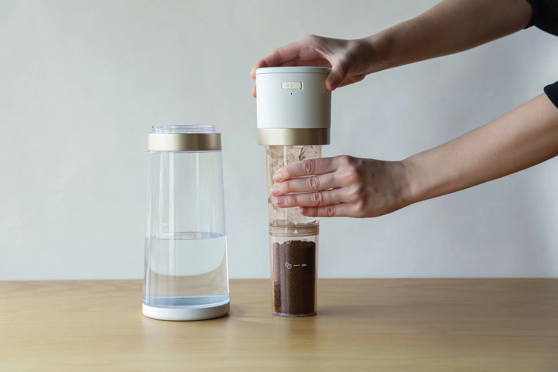水出しコーヒーメーカーを組み立てている様子