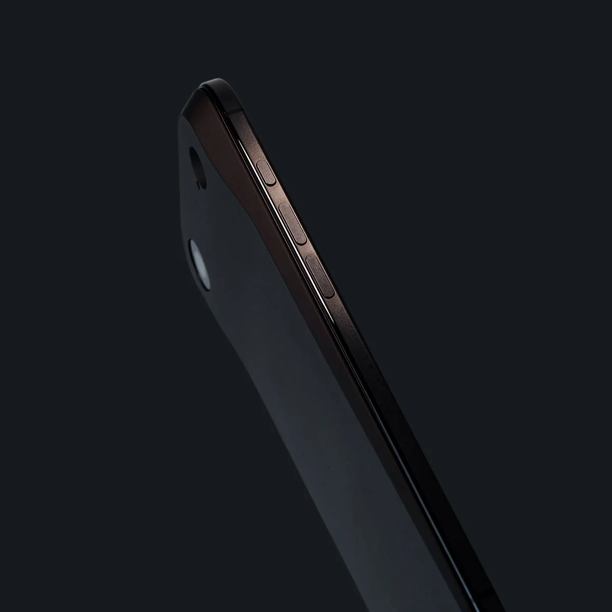 スマートフォンの側面をクローズアップした画像