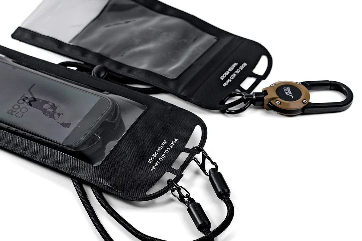 カラビナに取り付けられたH2O WaterProof Shell.