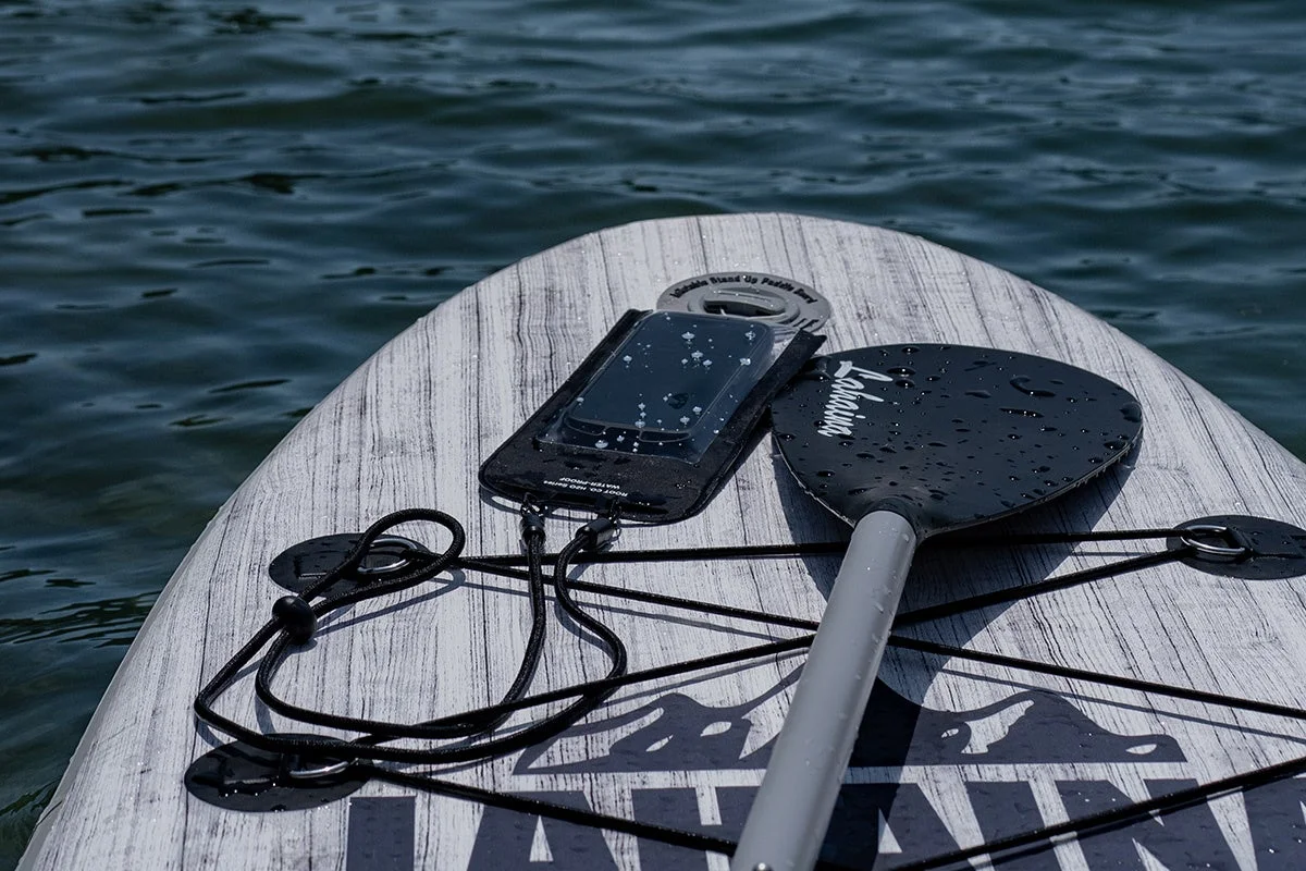 SUPボード上のH2O WaterProof Shell.