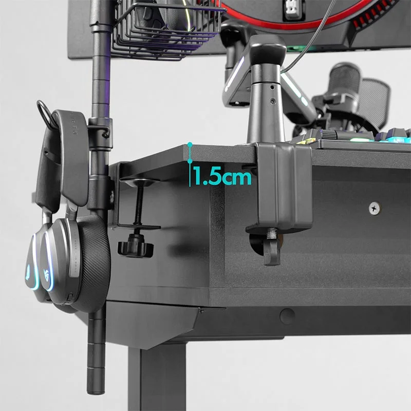 ゲーミングデスク側面にクランプで取り付けられた周辺機器