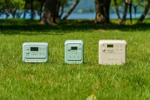 緑の草の上に3台のポータブル電源が並べられています。