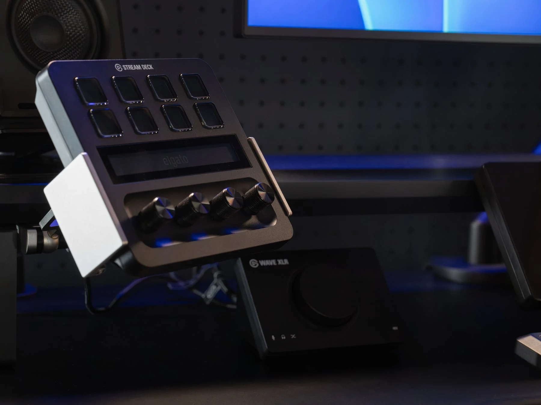 Elgato Stream Deck+とWave XLRがアームに固定された様子