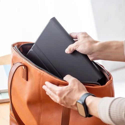茶色のレザートートバッグに黒いタブレットやノートパソコンを収納
