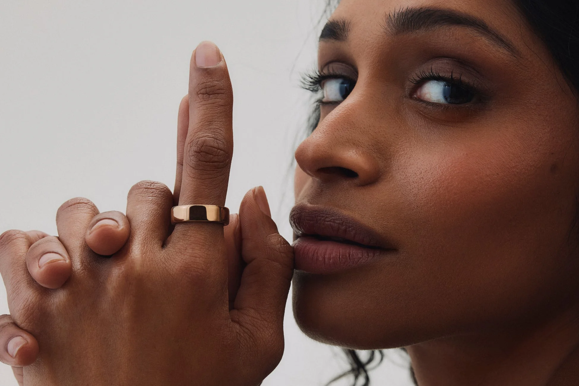 Oura Ring 5を着用する女性