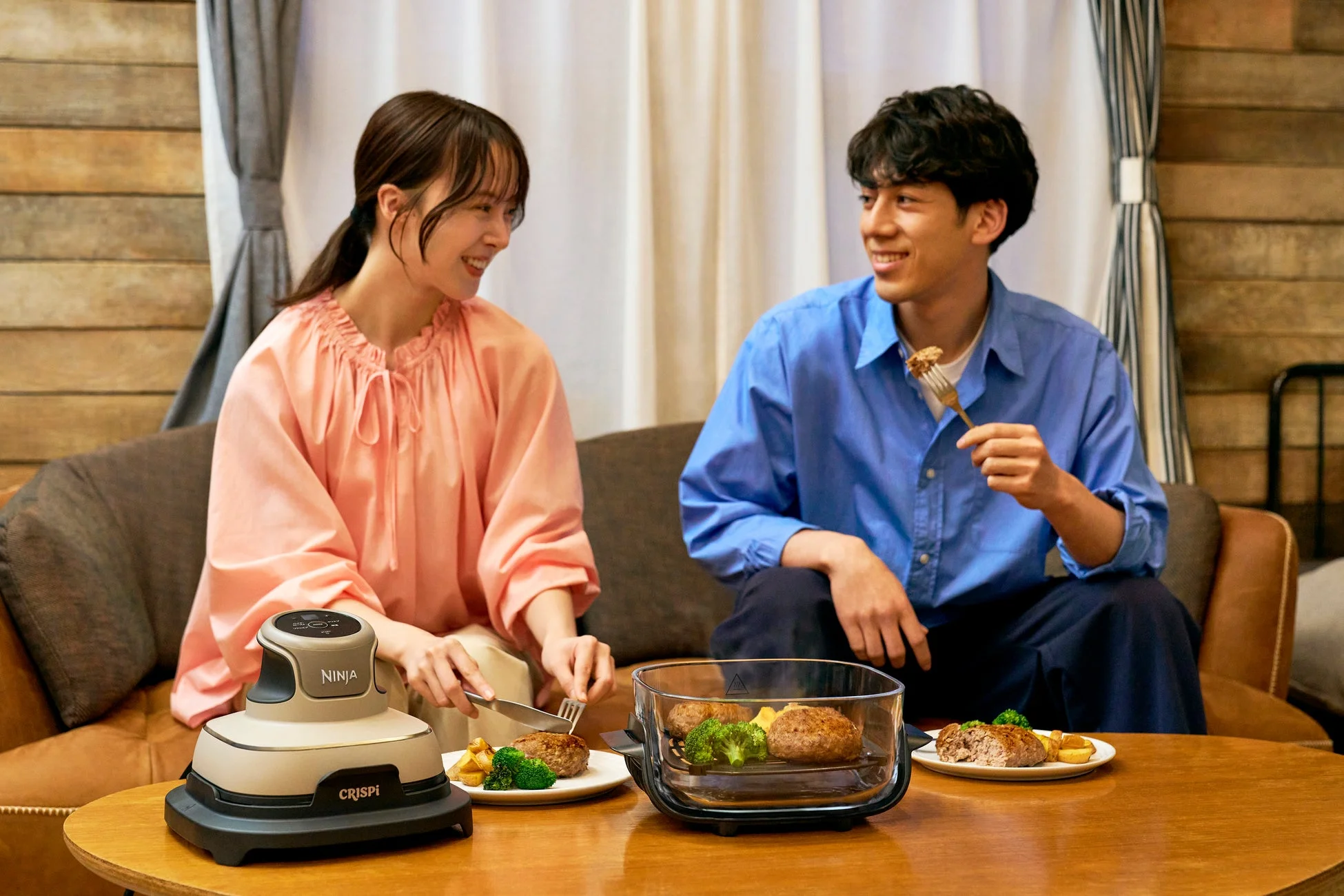 リビングで食事を楽しむカップル