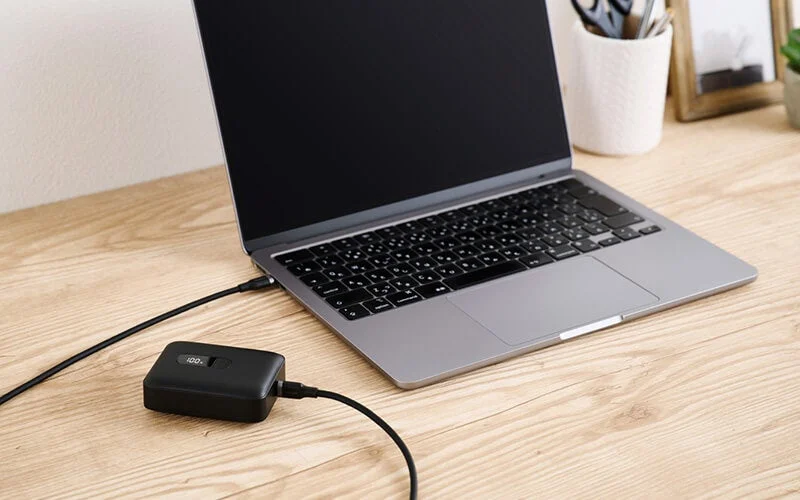ノートパソコンを充電している様子