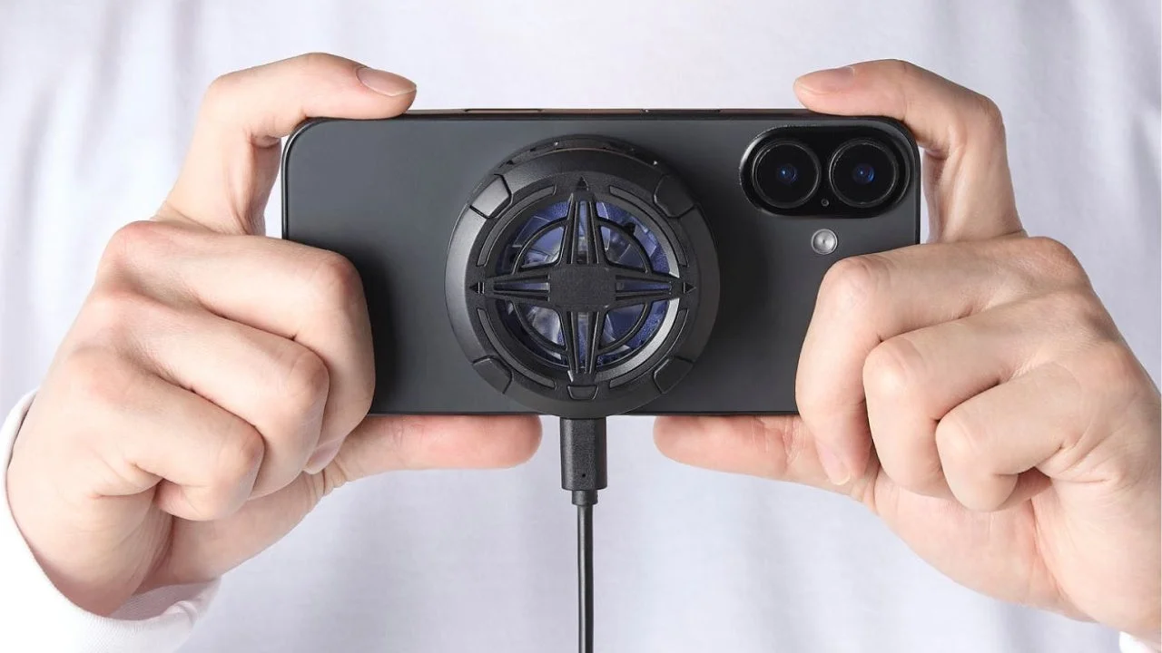 スマートフォンに冷却ファンが取り付けられている様子